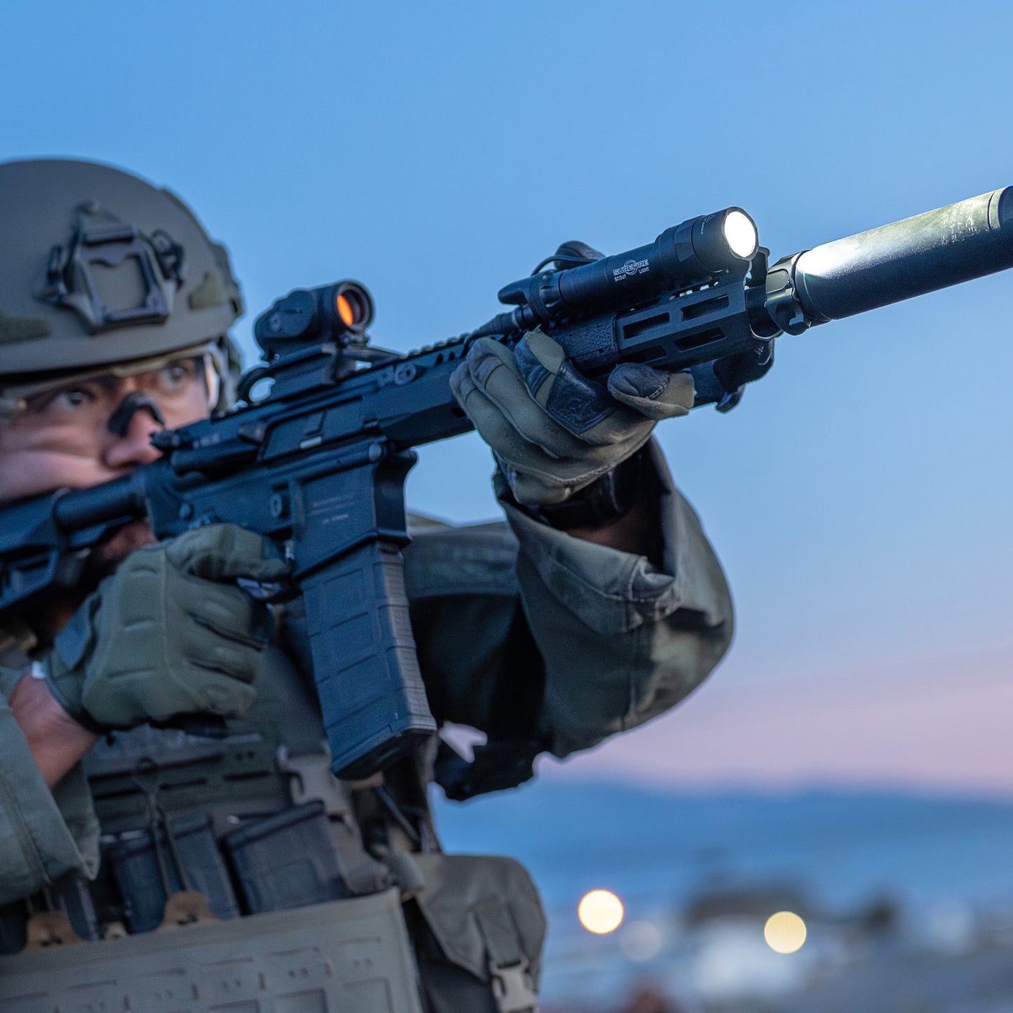 SureFire M640T WeaponLight - 70,000 Candela & 529 Meter Reach - Picatinny & M-LOK Rail Compatible
